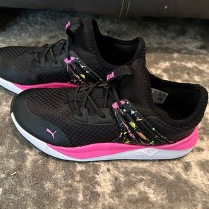 NWOB Big girls sz 3 blk/pnk with paint splatter PUMA sneakers.
